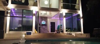 Modern House with Heated Pool and Great Views