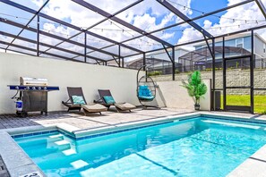 Een buitenzwembad, een verwarmd zwembad