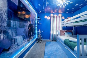 5 slaapkamers, een bureau, een strijkplank/strijkijzer, reisbedje