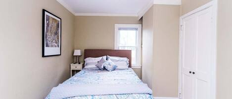 1 slaapkamer, een strijkplank/strijkijzer, gratis wifi, beddengoed