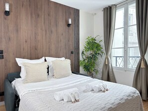 Fer et planche à repasser, lit parapluie, Wi-Fi, draps fournis