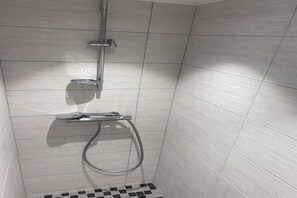 Shower, free toiletries, hair dryer, slippers - F2 Palm Beach - Pointe Croisette (Cannes)