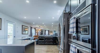 Wentworth Private Cottage with Hot Tub