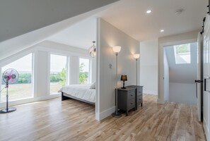 5 chambres, coffres-forts dans les chambres, bureau