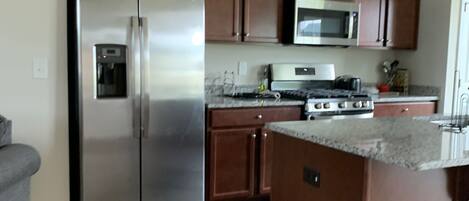 Réfrigérateur, four à micro-ondes, un four, surface de cuisson