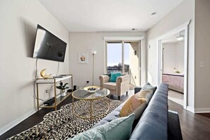 Televisión y oficina 