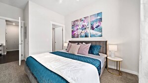 Un dormitorio moderno con una cama grande, una mesita de noche y una obra de arte en la pared.