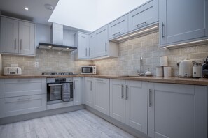 Cottage (3 Bedrooms) | Private kitchen | Fridge, microwave, oven, stovetop