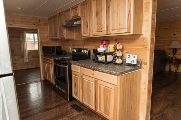 Jääkaappi, mikroaaltouuni, uuni, liesi