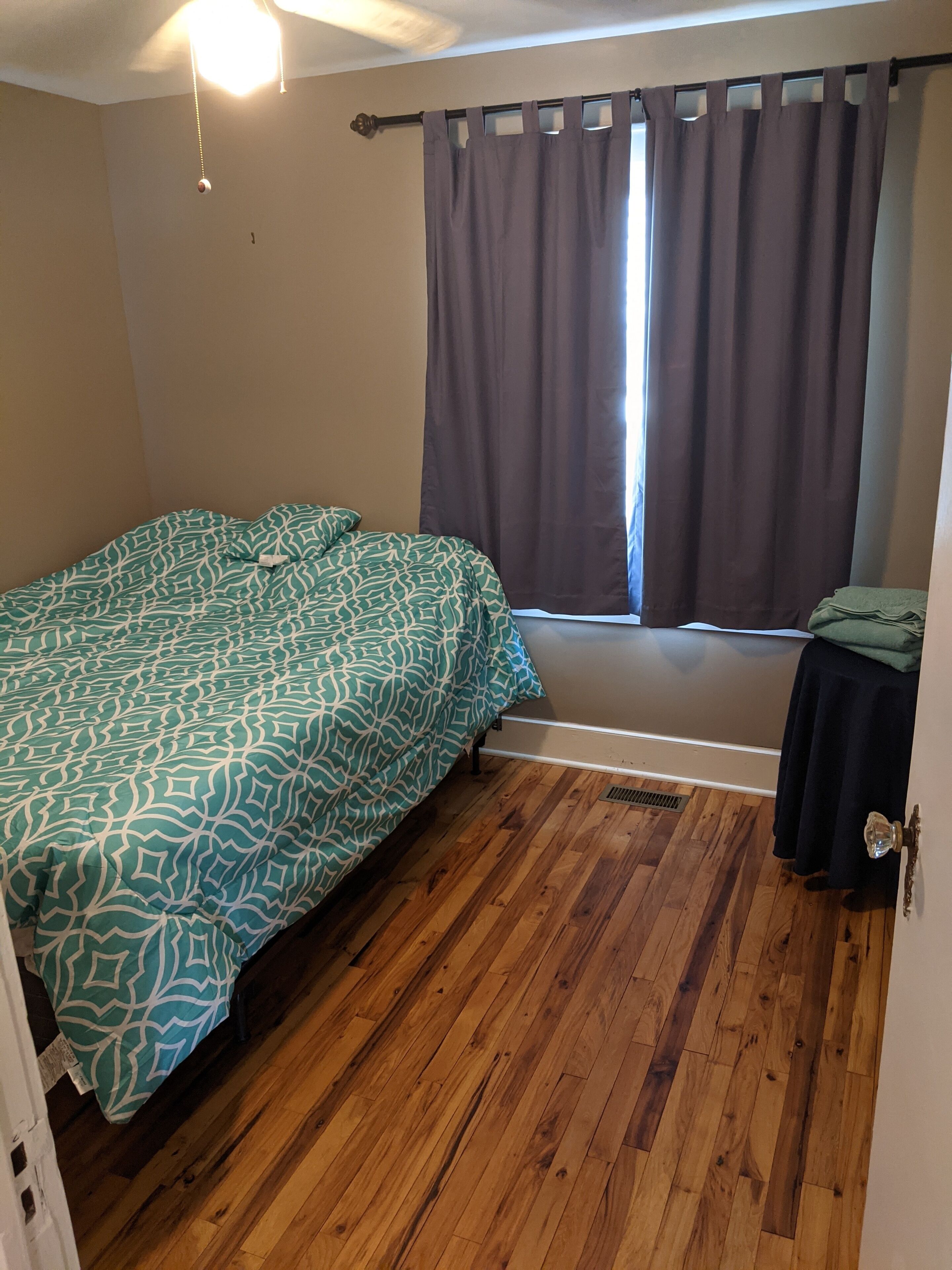 Small rustic cabin on KY Lake (sleeps 4)