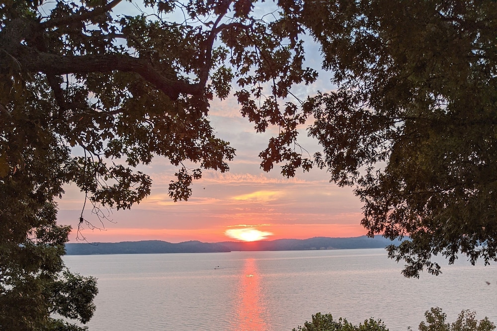 Small rustic cabin on KY Lake (sleeps 4)