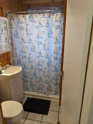 Shower, towels, shampoo, toilet paper - Small rustic cabin on KY Lake (sleeps 4) (New Concord)