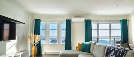 Televisión, videojuegos, oficina