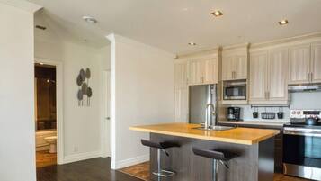 Køleskab, mikrobølgeovn, ovn, kogeplade