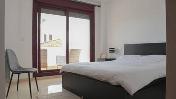 3 chambres, coffres-forts dans les chambres, fer et planche Ă repasser