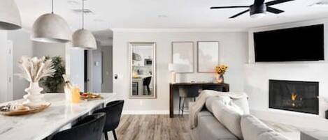 Televisie en een open haard