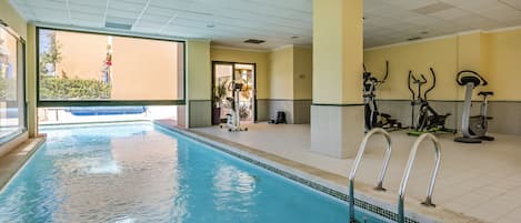 Piscine intérieure, piscine extérieure