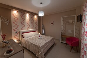 1 Schlafzimmer, Schreibtisch, Bügeleisen/Bügelbrett, Reisekinderbett