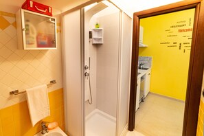 Dusche, Bidet, Seife, Toilettenpapier