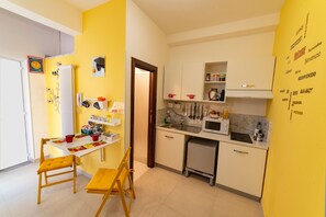 Kühlschrank, Mikrowelle, Herdplatte, Wasserkocher mit Kaffee-/Teezubehör