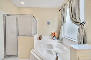 Combined shower/tub, free toiletries, hair dryer, towels