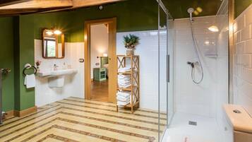 Een bad, een haardroger, een bidet, handdoeken