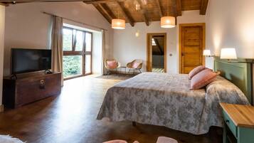 6 dormitorios, escritorio, tabla de planchar con plancha y cuna de viaje