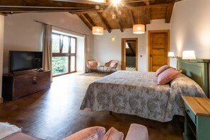 6 Schlafzimmer, Schreibtisch, Bügeleisen/Bügelbrett, Reisekinderbett