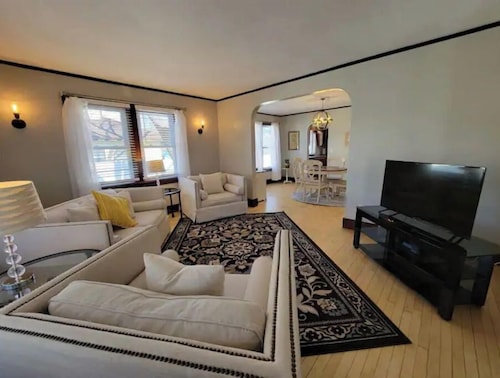 SPACIOUS BUNGALOW- 20min to WI Dells/Devils Lake