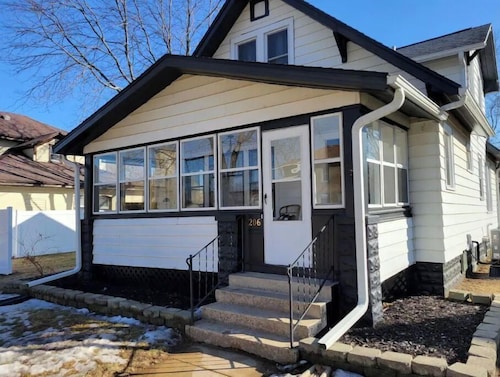 SPACIOUS BUNGALOW- 20min to WI Dells/Devils Lake