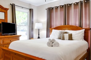 4 bedrooms, iron/ironing board, WiFi, bed sheets