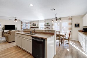 Interior - Bluebonnet - A Birdy Vacation Rental (San Antonio)