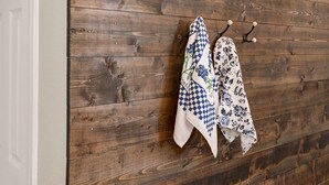 Un mur en bois avec une pancarte indiquant « Manger » et deux pinces à linge décorées.