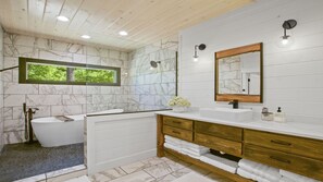 Bathtub, hair dryer, towels, soap - 🌟Highly Blessed - Modern Elegance, Romantic, Shuffleboard, Hot Tub♨️🔥  (Broken Bow)