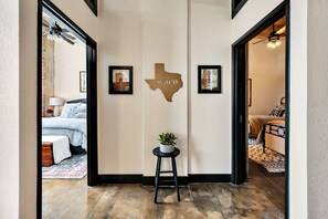 3 bedrooms, iron/ironing board, travel crib, free WiFi - The Brazos Bear- Downtown Waco Condo- Walk to Silos! (Waco)