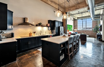 The Brazos Bear- Downtown Waco Condo- Walk to Silos!