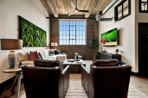 Smart TV - The Brazos Bear- Downtown Waco Condo- Walk to Silos! (Waco)