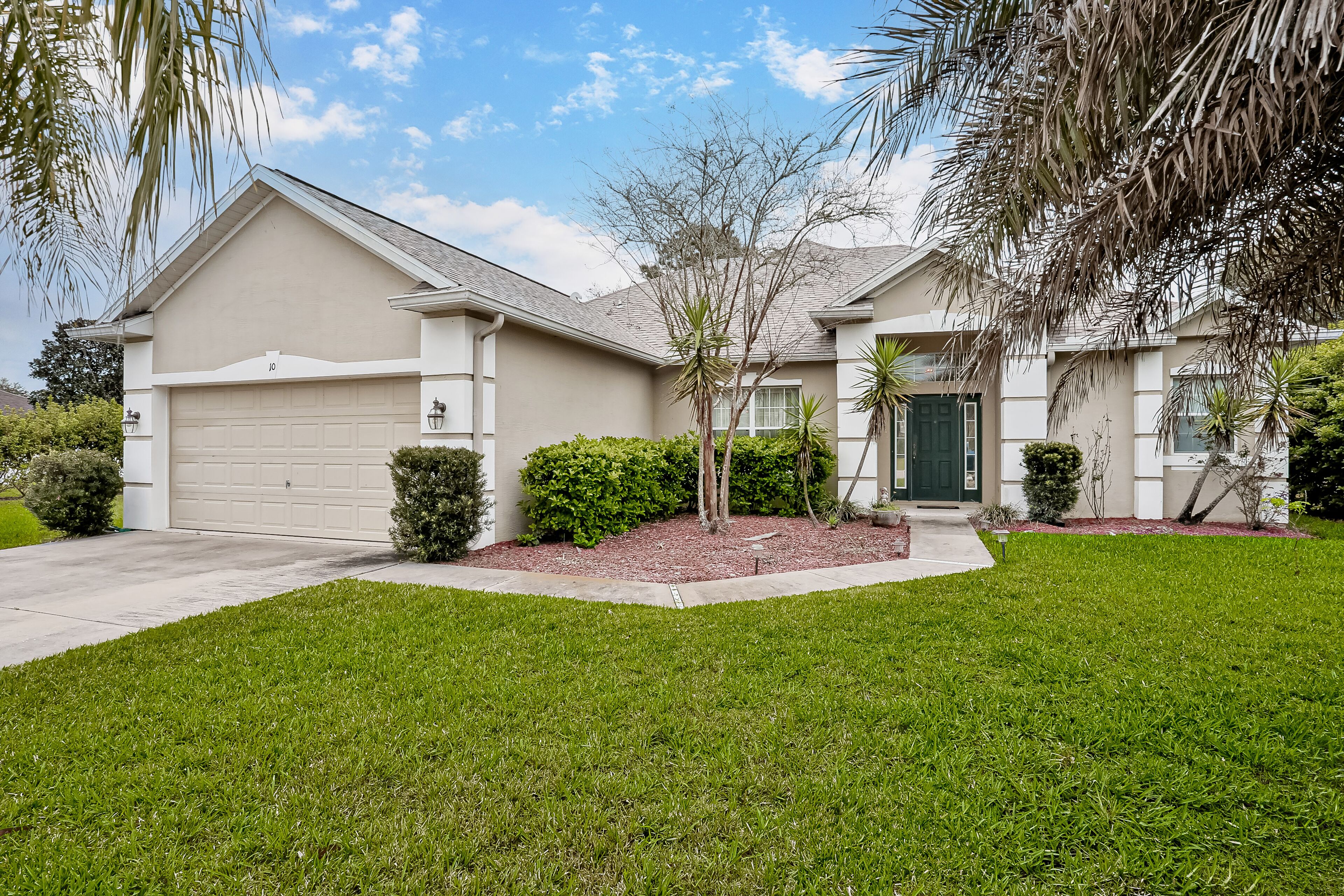 Wonderful coastal home with WiFi, enclosed backyard, screened patio & pool table