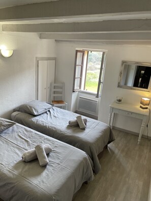 2 dormitorios, escritorio, tabla de planchar con plancha y cuna de viaje