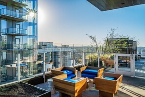 Terrace/patio - Natiivo Austin 23rd flr condo - skyline-view balcony - luxe rooftop pool & gym (Austin)