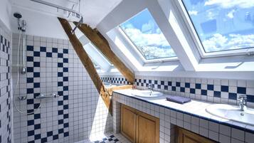 Een douche, een haardroger, shampoo, toiletpapier