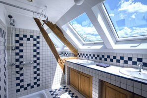 Dusche, Haartrockner, Shampoo, Toilettenpapier