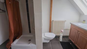 Een douche, een haardroger, shampoo, toiletpapier