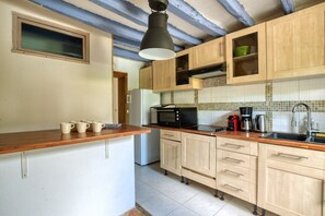 Een koelkast, een magnetron, een oven, een vaatwasser
