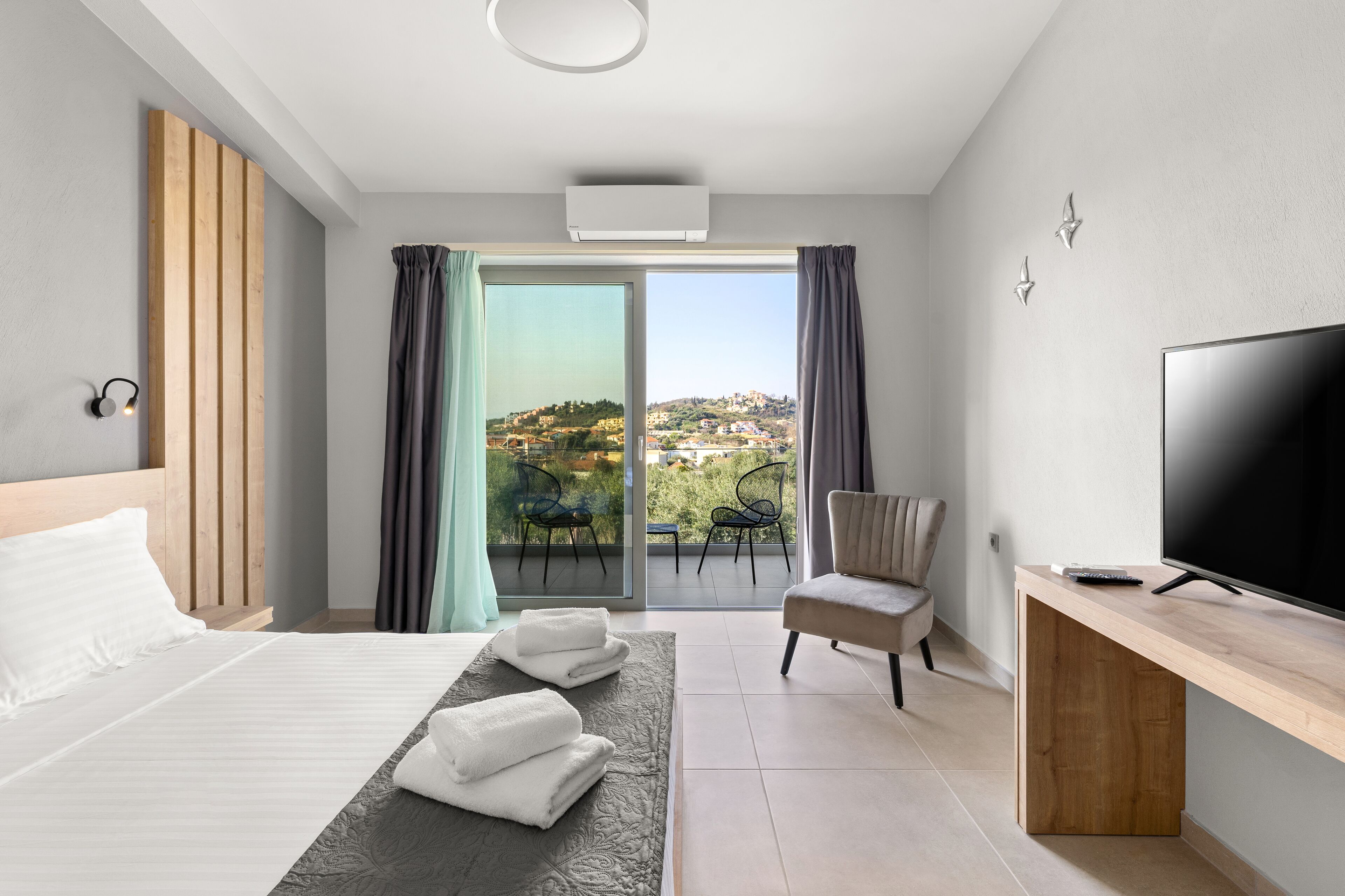 高級寢具、舒適加層、筆電工作空間、遮光布/窗簾