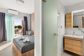 Premium bedding, pillow-top beds, laptop workspace, blackout curtains - Sarah Luxury Rooms (Igoumenitsa)