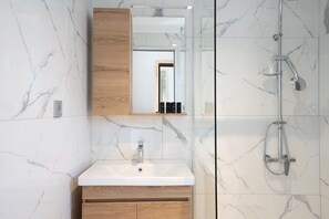 Deluxe Double Pool View Room | Bathroom