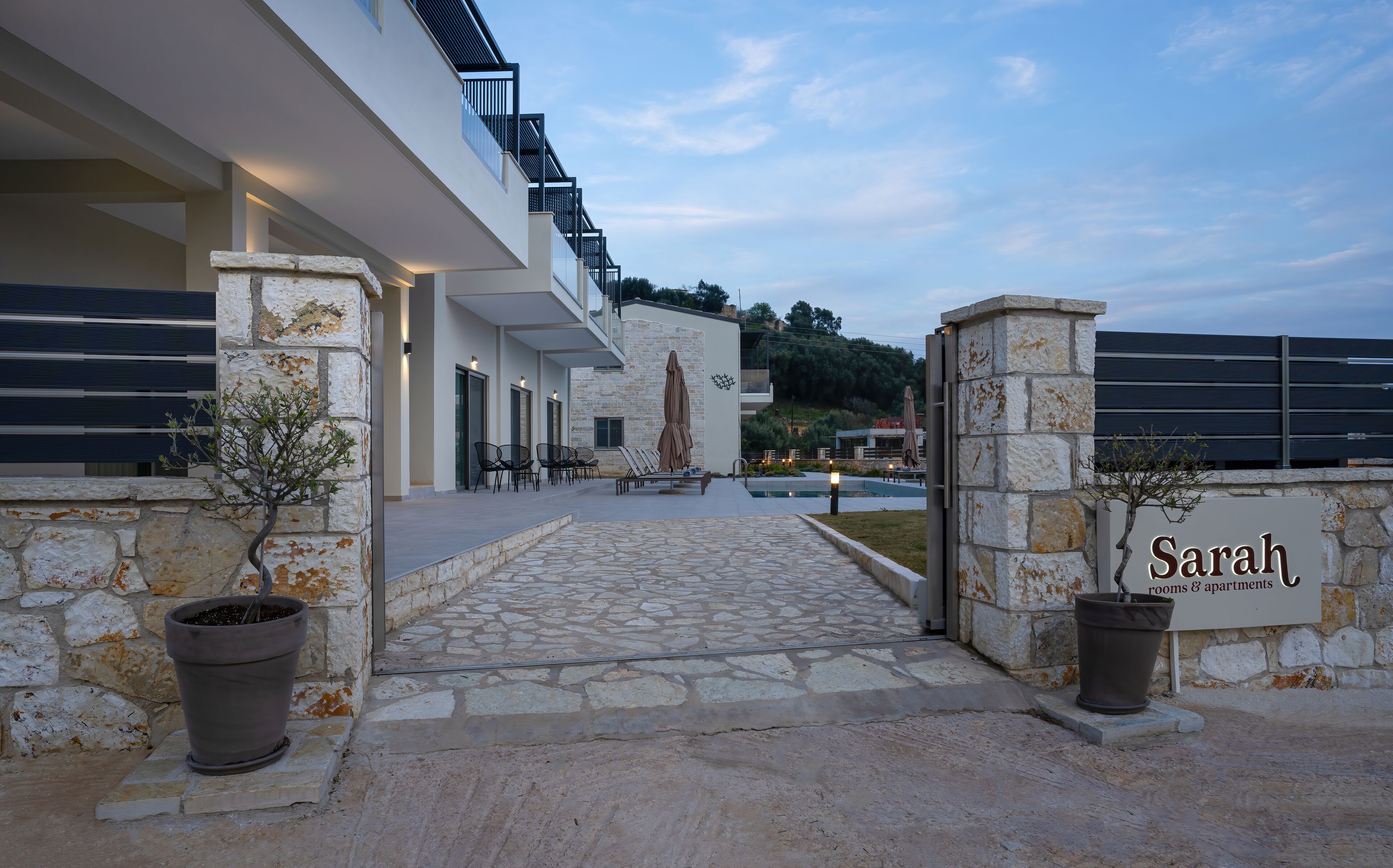 Vista frontal de la propiedad