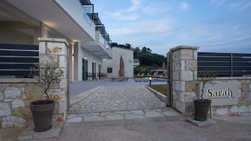 Vista frontal de la propiedad