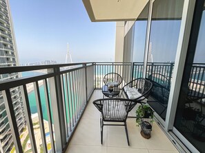 Design Apartment Tower 2 | Balcony - HiGuests - EMAAR 52-42 (Dubai)